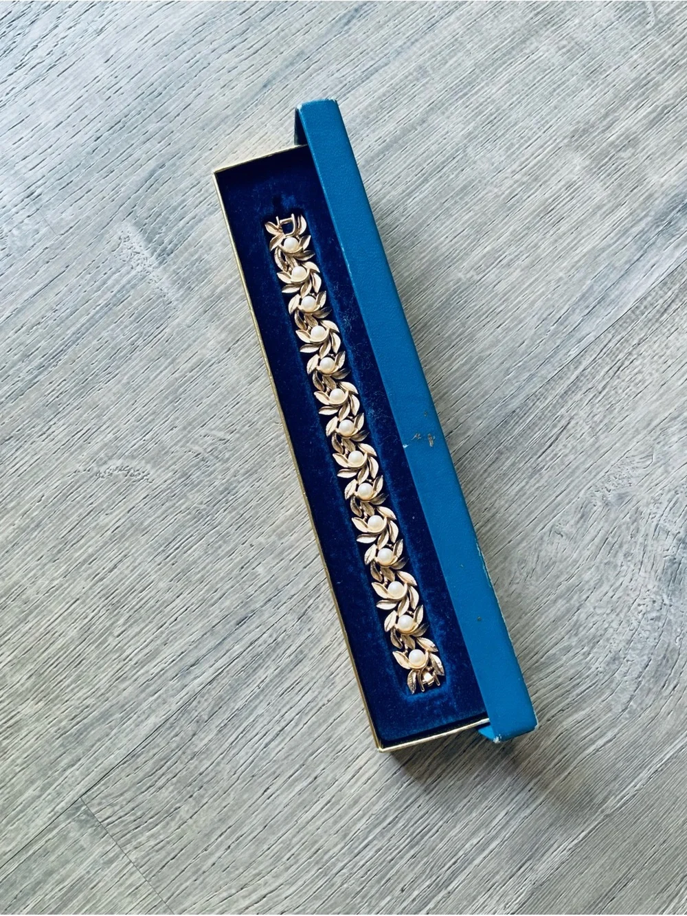 Vintage Avon Gold-Tone Leaf Link Bracelet w/ Blue Box